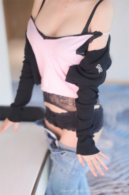 穿着比基尼的日本性感大胸美女写真海报