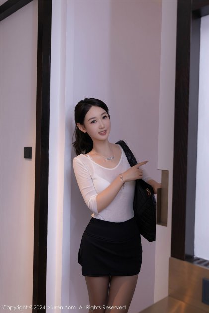 两个硕大的乳球溢出奶水(1992)惊悚片高清海报